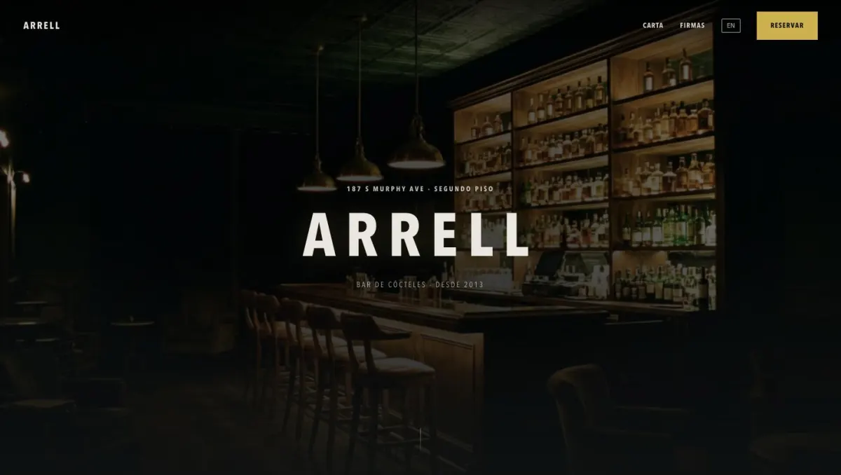 Portada del sitio de Arrell: barra de coctelería en penumbra con el nombre del bar en letras claras